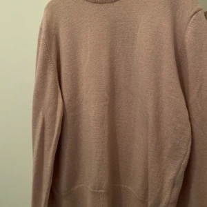 Zara tröja  - Säljer en jätte fin ljusrosa tröja från zara  Aldrig använt❤️