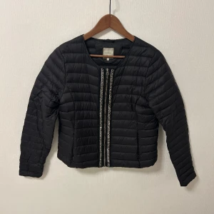 Cream Jacka⚫️🌹🇮🇹 - Storlek 40, snygg svart jacka från cream, välomhändertagen i ett fint skick, hör av er vid frågor samt övriga funderingar! 🌹⚫️🇮🇹