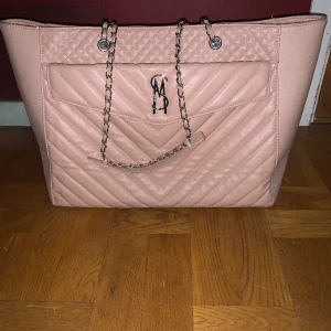 Rosa/beige totebag - Fin och rymlig väska från Steve Madden i nyskick, använd 2 gånger. Nypris ca 1500kr.