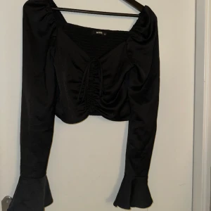 Blus tröja  - Jag säljer den här blusen då den har blivit för liten för mig. Jag har använt den några fåtal gånger bara. Jag älskar den och den är perfekt att ha när man vill känna sig lite finare.  Pris kan diskuteras. 