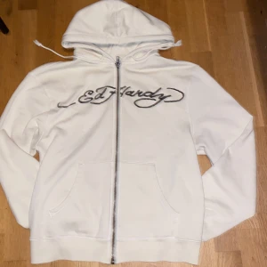URBAN OUTFITERS X ED HARDY ZIP UP - Perfekt skick andvänd några enstaka gånger,säljer pga att den inte har kommit till andvändning, ny pris ca 1100kr, pris går och diskutera vid snabb affär, dm för frågor