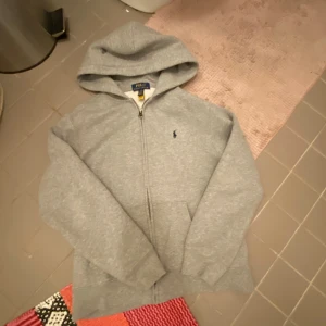 RALPH LAUREN ZIP UP - Helt ny zip up säljer eftersom att dem är lite för liten och inte kommits till andvändning, perfekt för sånna som har Stockholm stil. Pris går och diskutera vid snabb affär, dm för frågor