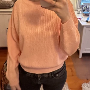 ROSA TRÖJA - Rosa tröja från mango i jätteskönt luftigt material! Köptes för två år sedan men är i gott skick :) storleken är M, men tröjan är liten i modellen! 