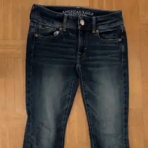 Säljer dessa snygga bootcut jeans i jätte bra skick💓midjemått: ca 70cm (men stretchiga) inre benlängd:72cm yttre benlängd (från midja ner): 92cm ❤️priset kan diskuteras 
