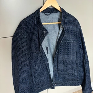 Emporio Armani Jeans Jacka - Säljer av min armani jacka då jag knappt använder den, as skön och riktig fräsch jacka att använda under sommaren. Köptes ny för 400 euro vilket motsvarar drygt 4500kr.