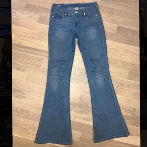 True Religion Jeans - Innerbenslängden- 84 Midjemått tvärs över - 38,5 Är lite långa och stora på mig som är 175 och vanligtvis har S/36, dom har lite stretch så passar även M/38. Dom är i ganska bra skick -  OBS! för fler bilder på slitningar osv, kontakta mig privat!