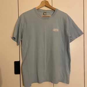 Jakob Merch, Tshirt - Väldigt enkel men fin merch från musiker Jakob! Fick den för ett par år sedan på hans utställning. Har inte använts särskilt mycket nyligen.