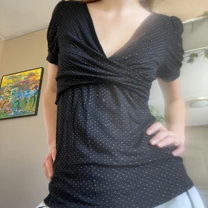 Omlott topp - Omlotttröja med glittriga prickar