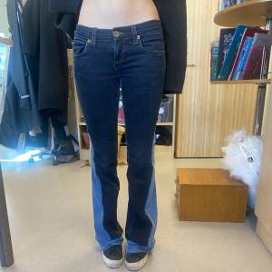 Ett par super unika jeans som passar någon i storlekarna 34/36. Det är low waist och passar perfekt nu till våren🌸 hör av dig för fler bilder eller frågor🩷🩷