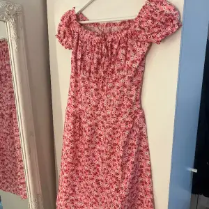 Jättefin rosa klänning, känns som billigt material därav det billiga priset 🥰 Ärmarna är ganska tight