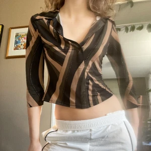 Skjorta - Skjorta med rhinestones och hål i ryggen