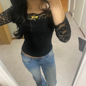 Svart Spets topp❤️‍🔥 - Super fin spets top som är off-shoulder! Den är från hm i stl xs. Säljer då jag rensar mitt garderob och uppskattar också alla prisförslag jag får. Svara alltid så snabbt jag kan vid funderingar❤️