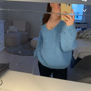 Blå stickad tröja - En super fin blå stickad tröja från Nelly. Materialet är jätteskönt oxh inte stickig överhuvudtaget. Tröjan säljer jag då den inte jag kommit till användning💕💕