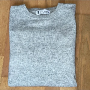 St Studios Kashmir - Säljer denna sjukt eftertraktade och slutsålda kashmir tröjan. Den är använd 2-3 gånger och aldrig tvättad. Den är alltså i toppskick. Nypris 1295. Bara att skriva vid funderingar.