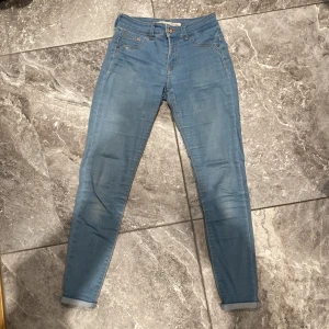 Bershka jeans  - Säljs i befintligt skick. Från bershka. Säljer pga stor garderobrensning. Kika gärna på mina andra annonser, säljer mycket:) 