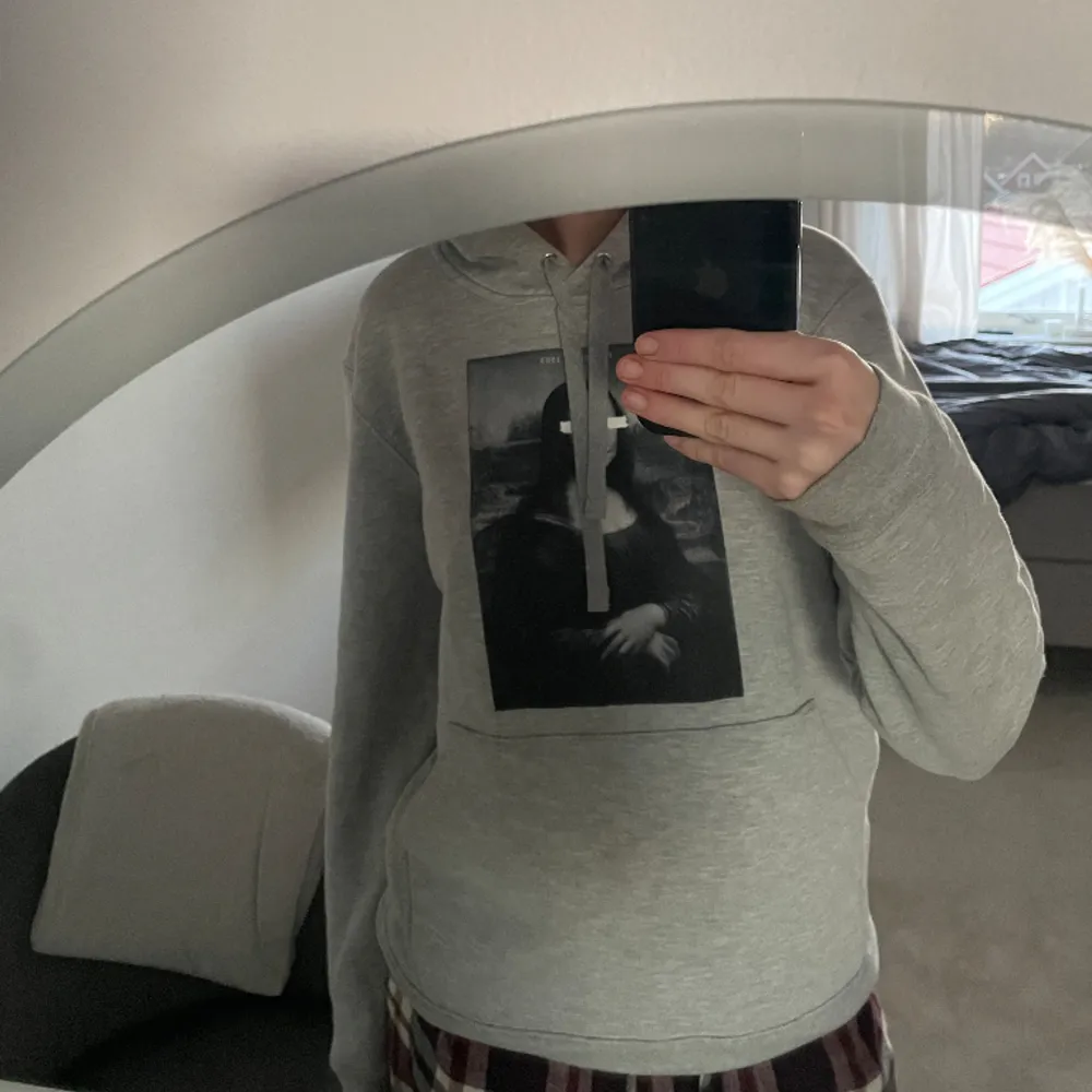 Superfin Hoodie men ganska använd, vid armen har hoodien blivit ”tunn” eller va man ska säga, storlek S köpt för 600kr. Skönhet.