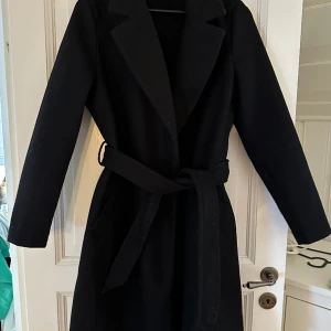 Lång kappa  - En lång kappa från Vero Moda. Köpt för 600kr. Fint skick. Använd 2 gånger 