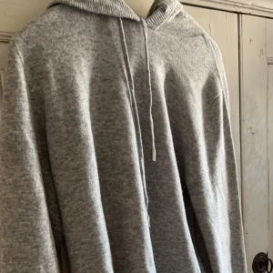 Merino/Kashmir hoodie - Snygg hoodie i en 50/50 kashmir merinoulls blandning! Nypris 799 säljes för 499. Endast testad.