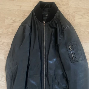 Läderjacka Hugo boss  - Läderjacka från Hugo Boss i otroligt bra skick, nypris ca 8000 kr