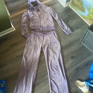 Juicy couture set - Jättefint set i lila. Knappt använt som nyskick. Inga defekter. S i tröja och M i byxor, men passar S.💞pris kan ändras vid snabb affär🥰