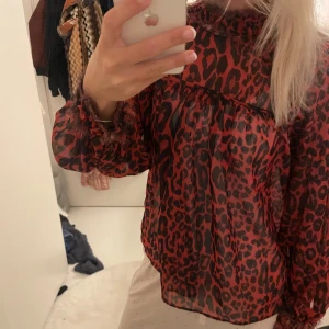 Blus - Såååå snygg blus i leopard mönster😍