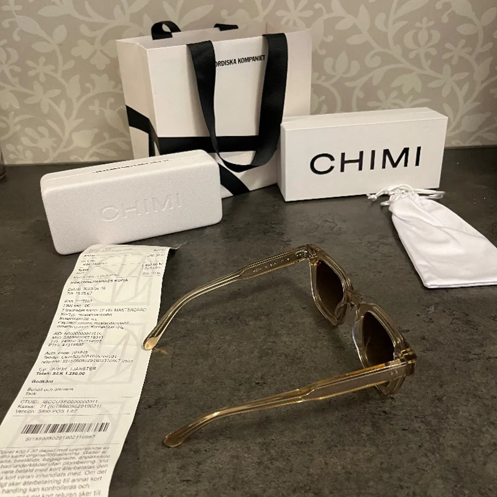 Säljer dessa fina Chimi solglasögonen  Skcik 9/10  Allt og finns kvitto box  Köptes april 2023 använd 6 gånger  Fraktar bara med postnord  Skriv vid minsta fråga  Inga byten . Accessoarer.