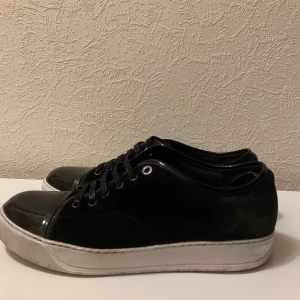 Lanvin cap toe - Säljs i befintligt skick, inga hål som går helt igenom skon. Uk 10 motsvarar 44-45. Skick 8/10