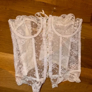 Vit korsett - Jättefin korsett topp, står ingen storlek men skulle uppskatta som en S, lite missfärgningar på baksidan som går att se på bild 2🖤