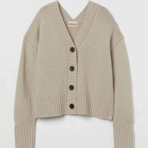 Kashmir kofta - Säljer denna kofta i storlek S från H&M premium selection i wool/kashmir blend. Använd väldigt få gånger och därför fortfarande i väldigt bra skick💖