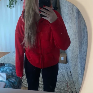 Röd zip hoodie - Röd zip hoodie där dragkedjan går ändå upp i luvan. Köpt för 600kr