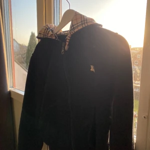 Burberry Zip Up Hoddie  - Tjena, säljer nu min fina burberry Hoodie som jag köpte från Plick men var för liten. Storlek Large som är lika 164cm. Allmänt är tröjan fin o inte alls tecken på sliten, hör av er om det är nån fråga 😃