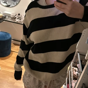 Sweatshirt från brandy - En jätte fin och bekväm sweatshirt från Brandy Melville. Älskar den 🤗❤️, men har inte direkt användning för den när jag ändrat min stil. Hoppas någon får bättre användning än mig ❤️😍. Nypris ca 450kr