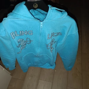 Rhinestone tröja blinglucid ljus blå - Använt några gånger men den är i bra kvalitet använder den inte lika många gånger 