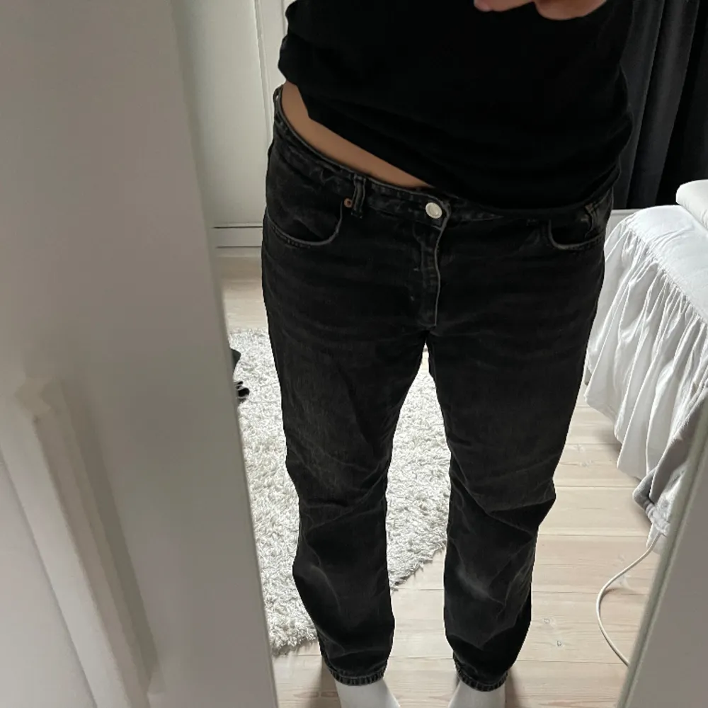Säljer mina jättesnygga jeans ifrån zara som är midrise, storlek 44 men sitter lite mer som 42 😊. Jeans & Byxor.