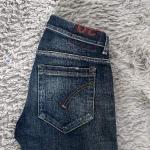 Helt nya dondup jeans // skick: 10/10 // modell George // nypris 4k, vårt pris 1199 // skriv om intresse mvh FinanceClosét 