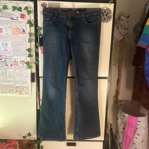 Lågmidjade jeans  - Strl 30 men de är som 36 passar inte mig de är för stora. Dom är nyköpta