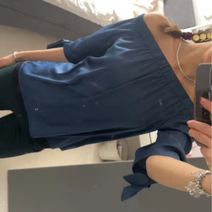 Topp silke  - Jättesöt offshoulder silkestopp från hm, aldrig använt☺️