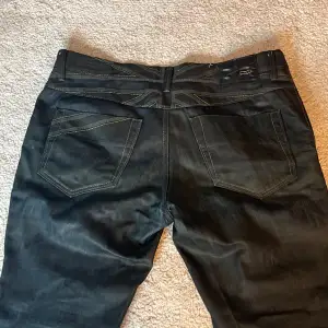 Svarta baggy ish jeans, inte riktigt fullt ut jeans material men fett Nice, fråga om mått men bra längt på mig som är 170 