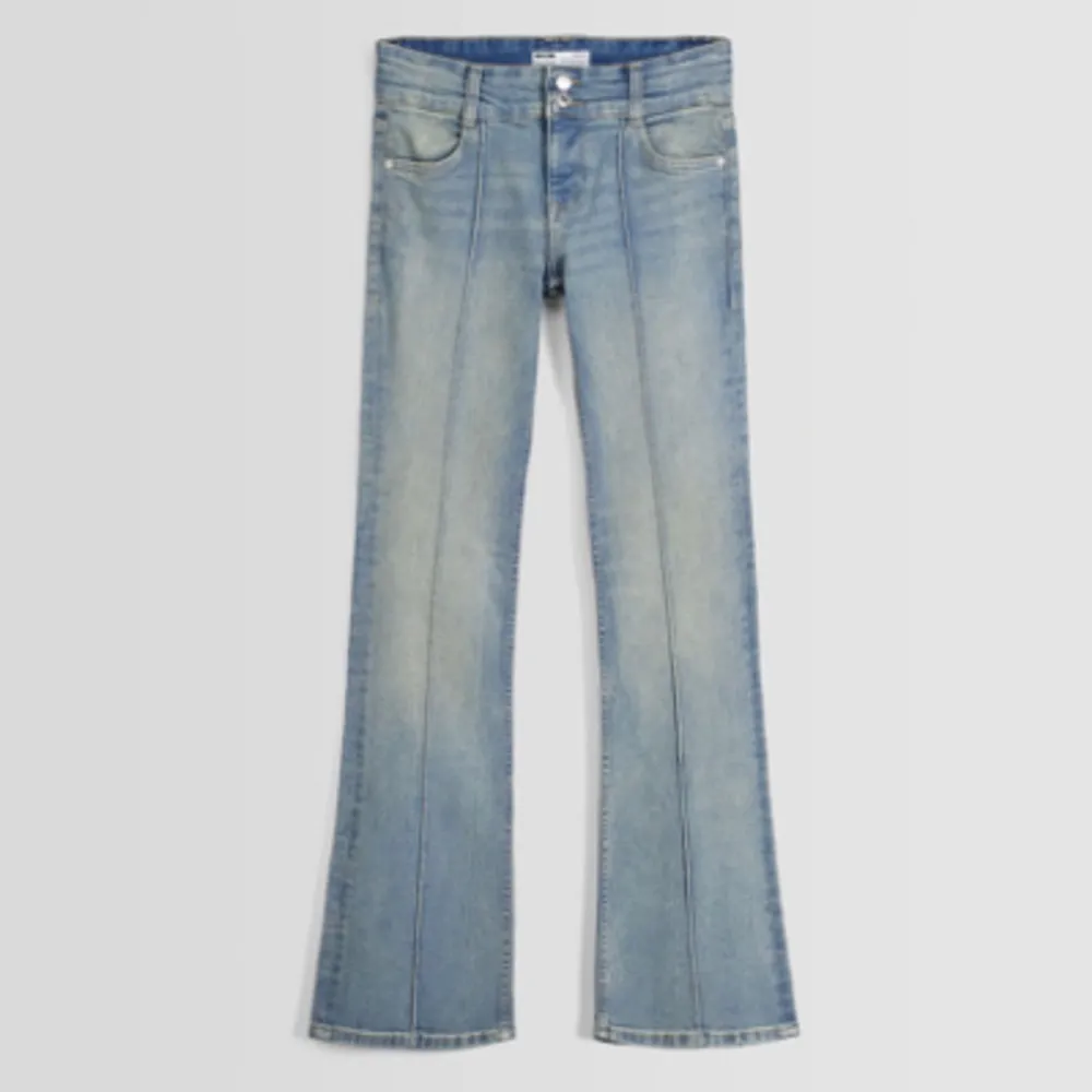 Populära lågmidjade jeans som aldrig kommit till användning, prislapp kvar. Jeans & Byxor.