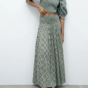 Maxi kjol - Säljer en lång kjol från Zara. Passar flera storlekar, perfekt till sommaren!