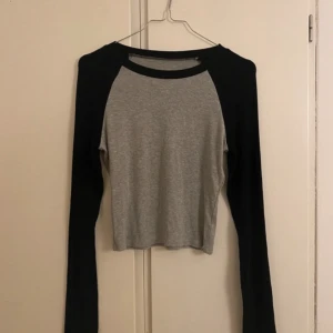 Svart och grå tröja  - Långärmad tröja, vet inte var den kommer ifrån. Är använd några gånger