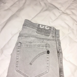 Dondup jeans  - Säljer ett par gråa dondup jeans dem är i fint skick, dem är i storlek 32/30 men sitter som 30/32