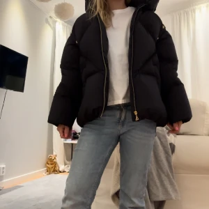 Moncler jacka/väst - Perfekt nu till våren och vintern. Armarna är avtagbara vilket gör den till en as skön väst nu när det blir lite varmare. Självklart äkta och äktighetsbevis finns i dm💕 Passar storlekarna S-XXS 