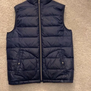 Polo Ralph Lauren väst - Hej, säljer en Ralph lauren väst då den inte passar längre, västen går även att vända utt och in och använda som grå färg. Pris kan även diskuteras