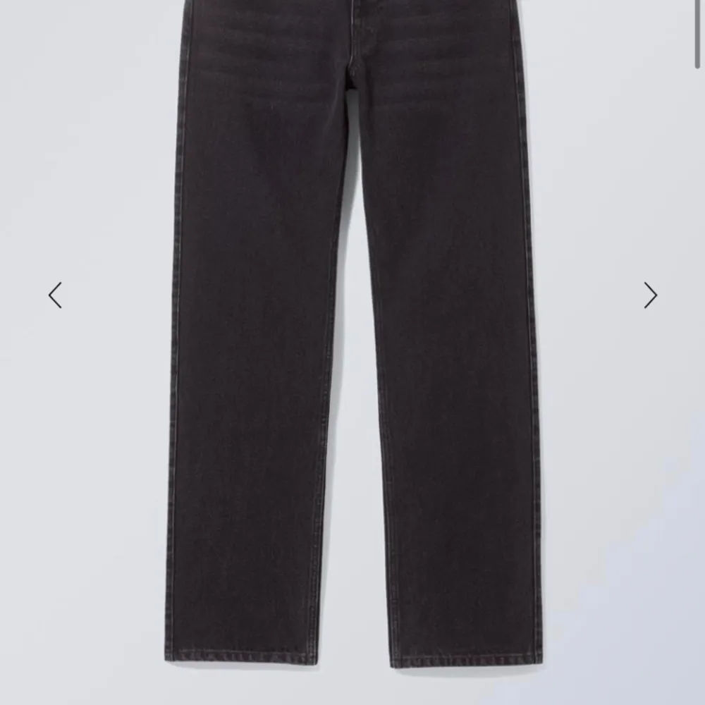 Fina lågmidjade svarta jeans från weekday i modellen ”arrow”. Använda ett fåtal gånger, säljer pga för små. Nypris 590kr. Jeans & Byxor.