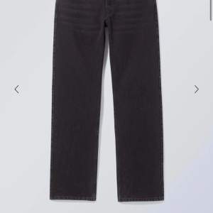 Fina lågmidjade svarta jeans från weekday i modellen ”arrow”. Använda ett fåtal gånger, säljer pga för små. Nypris 590kr