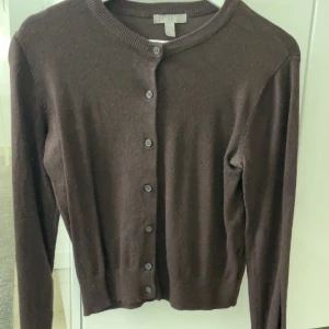 Stickad kofta  - Jättefin stickad brun stickad kofta i Stl S från H&M. Priset är inklusive frakt. 