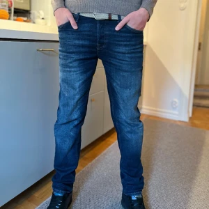 Jack & Jones tapered jeans - Säljer nu dessa feta tapered jack & jones med skön passform! Jeansen är i nyskick utan defekter och modellen är 185cm lång.  Kom privat vid fler frågor!