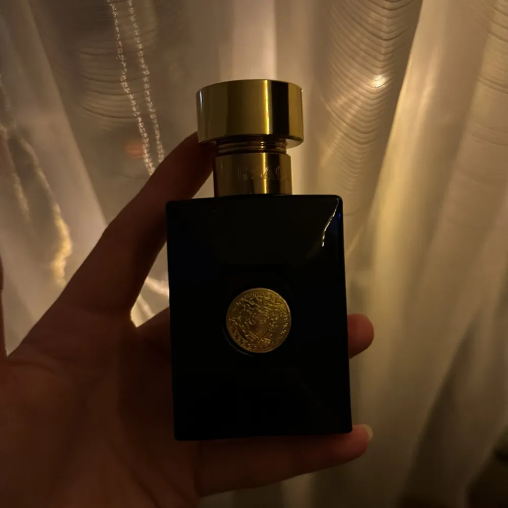 Versace dylan blue parfym, närstintill full har bara sprayat ngr få gånger. Nypris runt 700 kr, säljer för jag använder inte. Övrigt.
