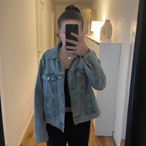 Jeansjacka - Fin ljusblå jeansjacka från Hm i storlek M 💕 Säljer eftersom den inte kommer till användning längre. Köparen står för frakten! Tryck köp nu. Skriv om du skulle ha några frågor 💕